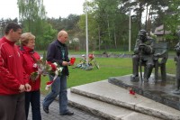 Złożenie kwiatów pod Pomnikiem Marszałka J.Piłsudskiego w Sulejówku. Od lewej: Burmistrz Arkadiusz Śliwa, p. Grażyna Zych,...