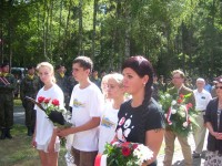 Młodzież Narodowa z Sulejówka składa kwiaty przed pomnikiem Bohaterów w Ossowie