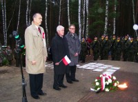 Przedstawiciele władz Dzielnicy Warszawa Wesoła składają kwiaty